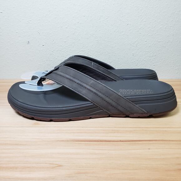 Sketchers Mens 9 Relaxed Fit Luxe Foam Flip Flop Sandals Brown Strap Comfort NWT - Picture 1 of 8